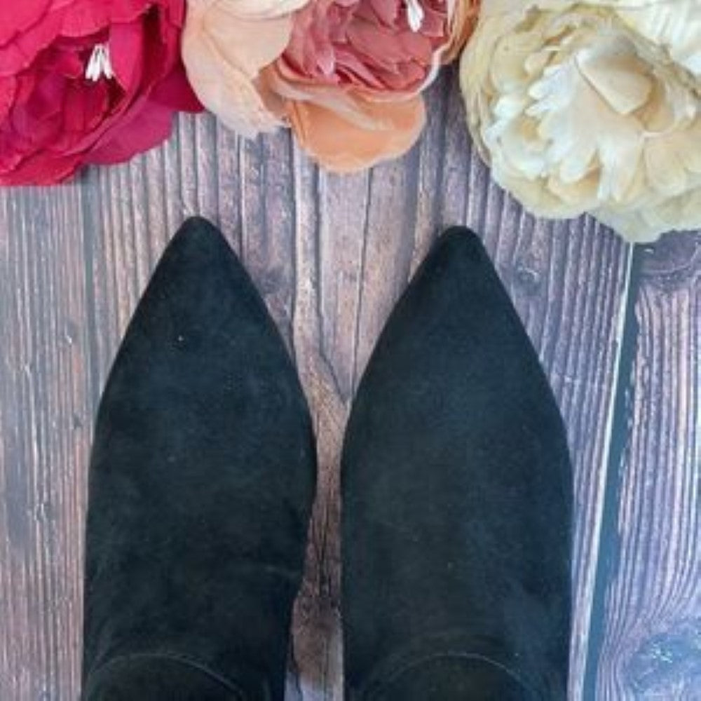 ADRIENNE VITTADINI Black Sande Leather Pointed Toe Ankle Booties 6